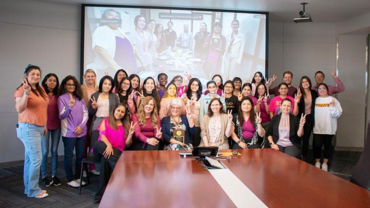 Group picture in the 爱丁堡 COS Dean's Conference room for the International Women's Day Commemoration event